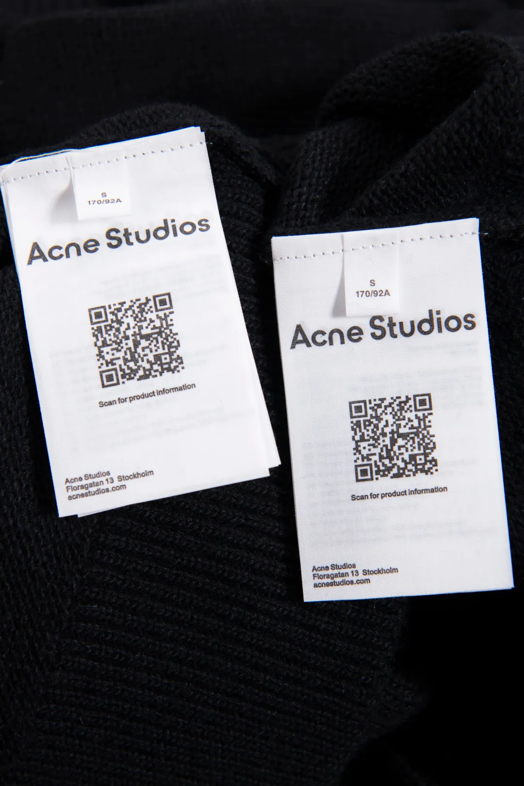 160 Acne Studios' minimalist design has become a new Nordic myth through artistic precipitation and sublimation. The typical cold style design has made fashion people who pursue low-key luxury become his loyal fans. Color: Black ACNE back sweater Fabric: 50% wool knitted fabric is thick and delicate, soft and skin-friendly, with good warmth retention. It can be worn alone or layered in autumn and winter with enough texture. Craftsmanship: The letters on the back are distressed and destroyed. The edges of the letters have a sense of wear. They are not ordinary flat printing. Details: All accessories are customized. The level of fineness can be compared with domestic. Cross-border special Size chart: S (chest 60, clothing length 66, sleeve length 81) M (chest 62, dress length 68, sleeve length 82) L (chest 64, dress length 70, sleeve length 83) 185-190cm, 185 pounds XL
